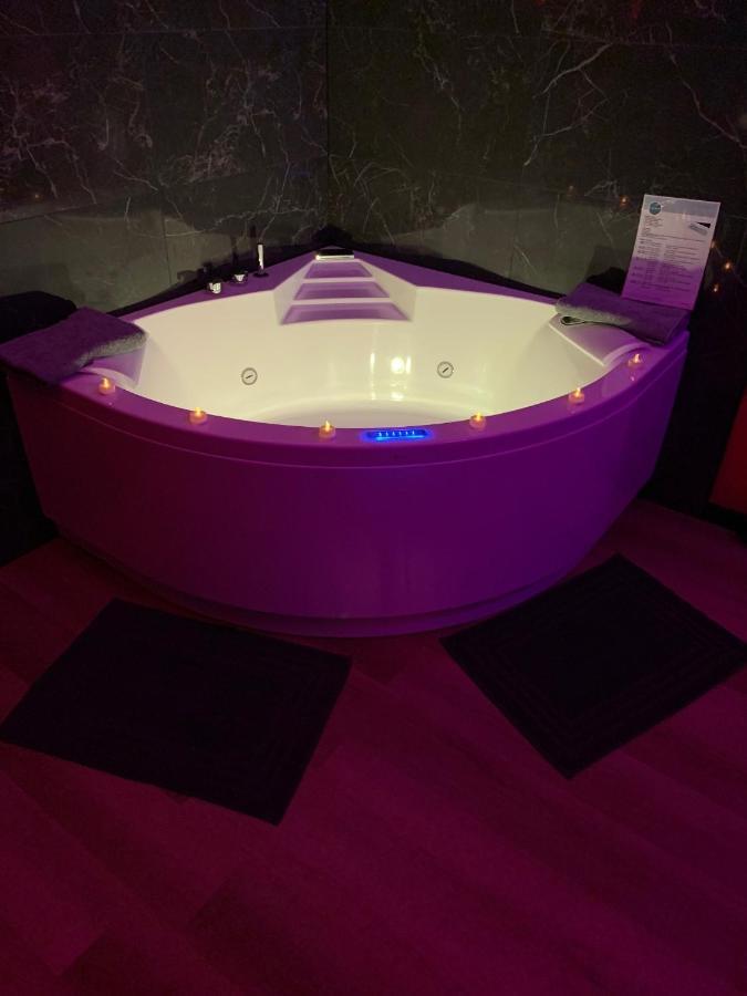 Love Room Avec Jacuzzi Prive Bonnetable エクステリア 写真